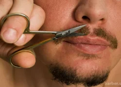 Как правильно подстричь усы?